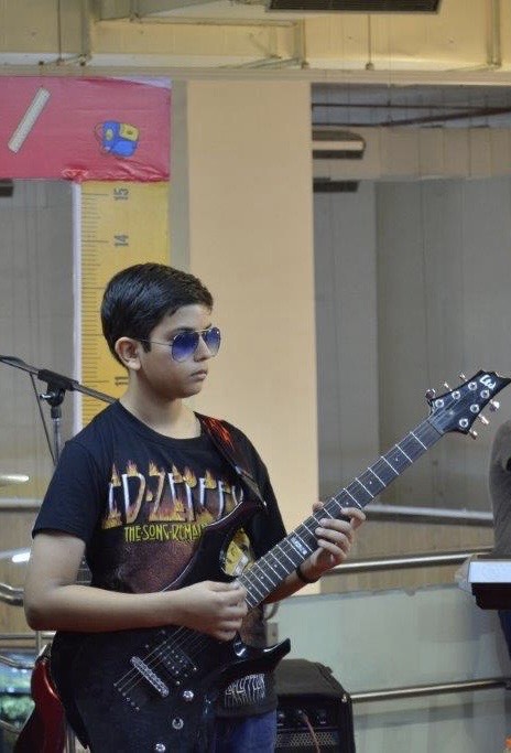 Electric guitar photo 1